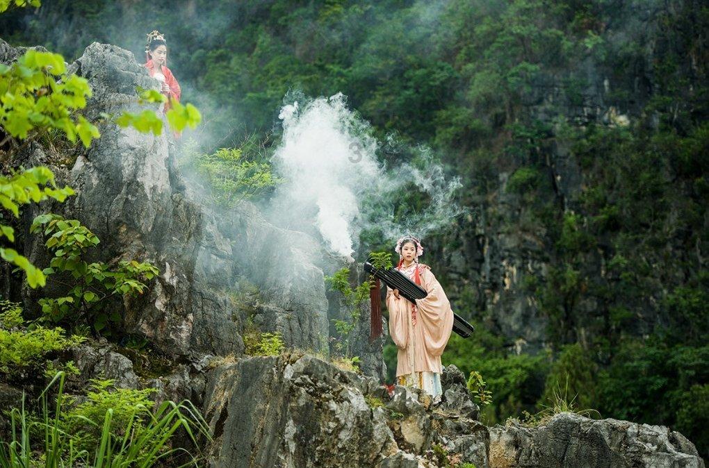 李湘李维嘉合体直播,快50岁李湘一身红色穿搭气场十足依旧富态