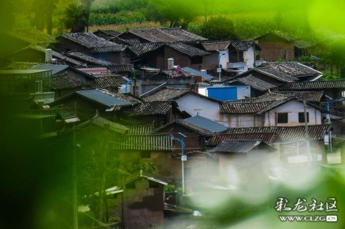 高空畅游的女孩