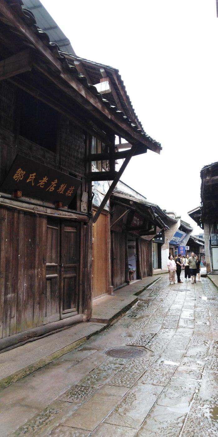 蹦床公主何雯娜：19岁夺奥运冠军，和陈一冰拍婚纱照，现状如何？